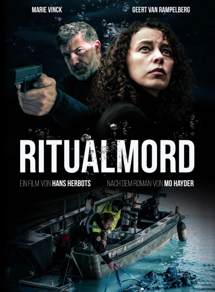 Cover zum Film: Ritualmord - Eine Reihe brutaler Morde führt Polizeitaucherin Kiki und Kommissar Nick Cafmeyer in eine Welt, in der scheinbar teuflische Kräfte mit allen Mitteln in Schach gehalten werden müssen.